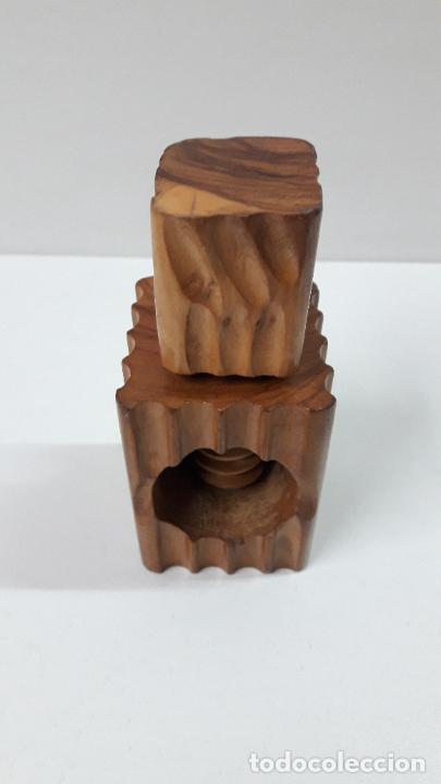 Antig&uuml;edades: CASCANUECES DE MADERA - Foto 4