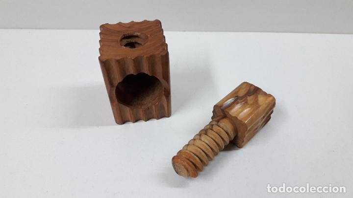 Antig&uuml;edades: CASCANUECES DE MADERA - Foto 8
