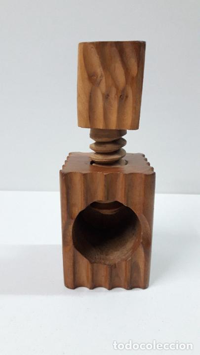 Antig&uuml;edades: CASCANUECES DE MADERA - Foto 1