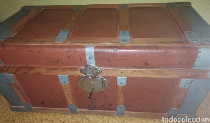 Antig&uuml;edades: Antiguo Baul en madera con remates en metal - Foto 1