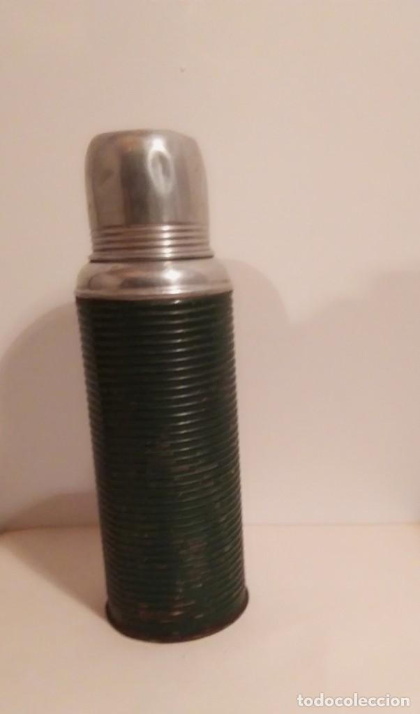 Antiquit&auml;ten: Antiguo termo en color verde militar.