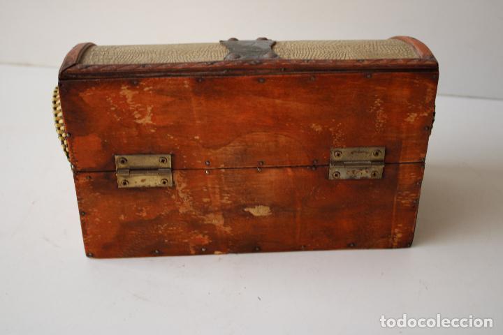 Antig&uuml;edades: cofre caja madera - Foto 3