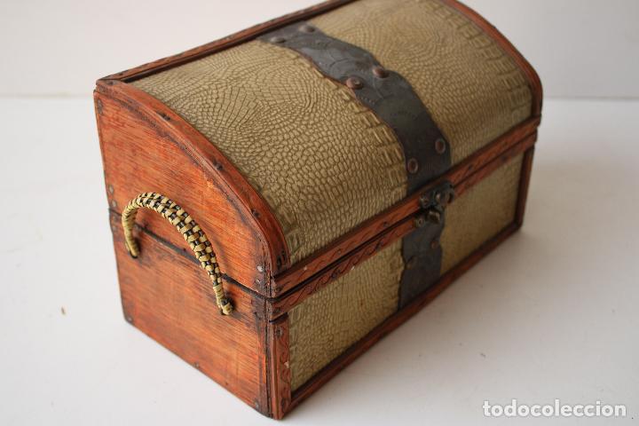 Antig&uuml;edades: cofre caja madera - Foto 4
