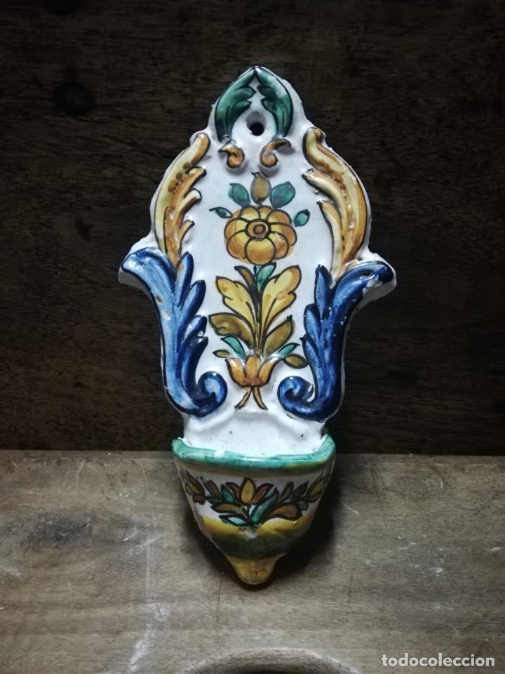 Antig&uuml;edades: BENDITERA DE CER&Aacute;MICA DE TALAVERA S. XIX - Foto 1