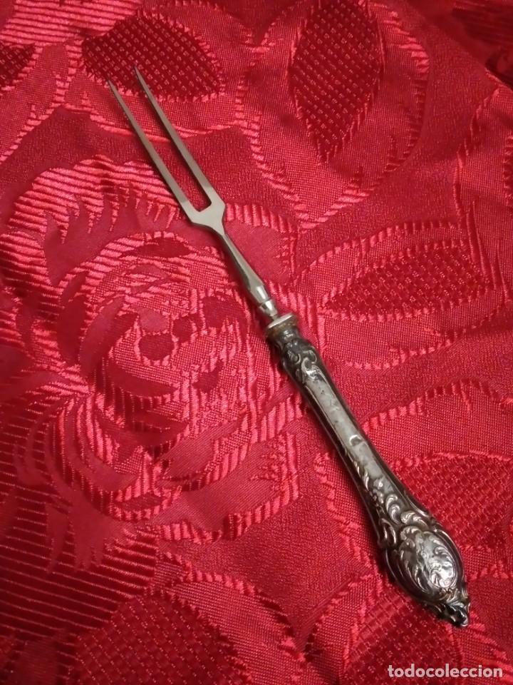 Antig&uuml;edades: Tenedor de servir de plata repujada , 800mm. - Foto 1