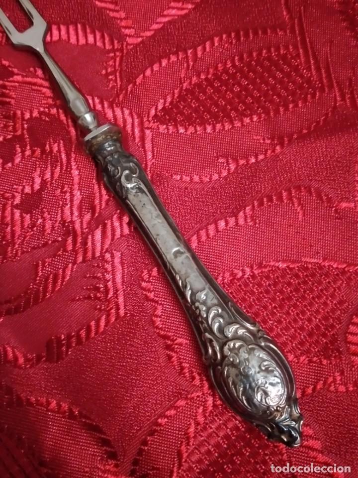 Antig&uuml;edades: Tenedor de servir de plata repujada , 800mm. - Foto 2