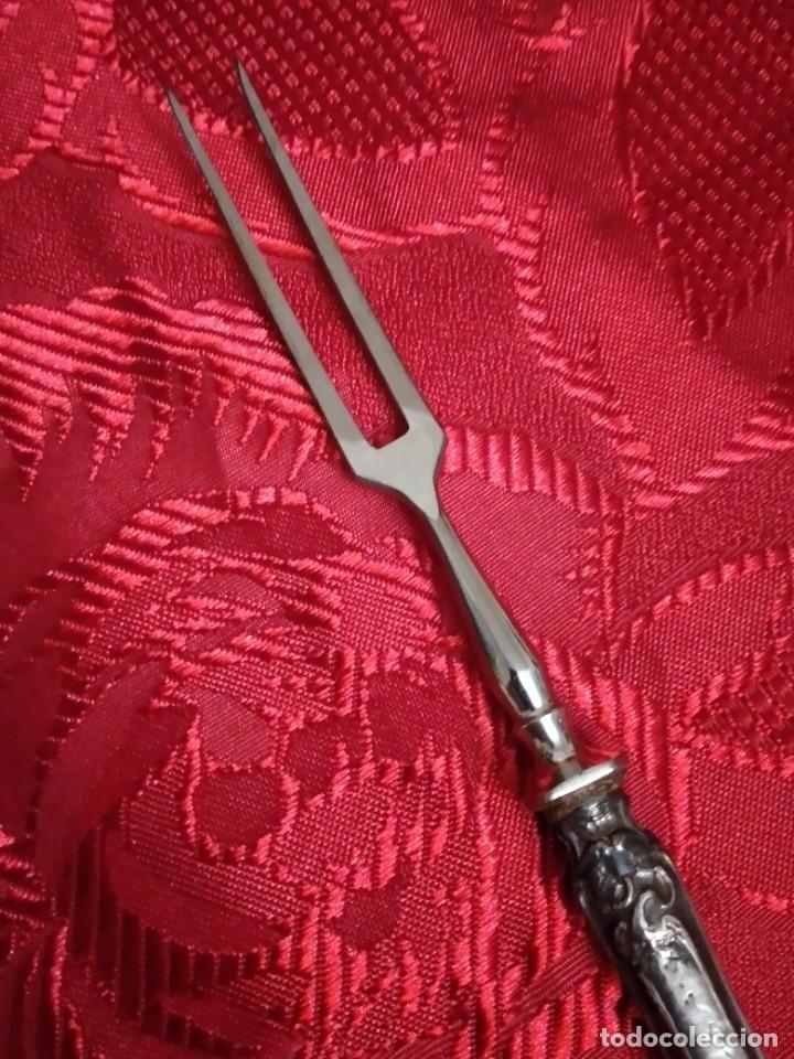Antig&uuml;edades: Tenedor de servir de plata repujada , 800mm. - Foto 3