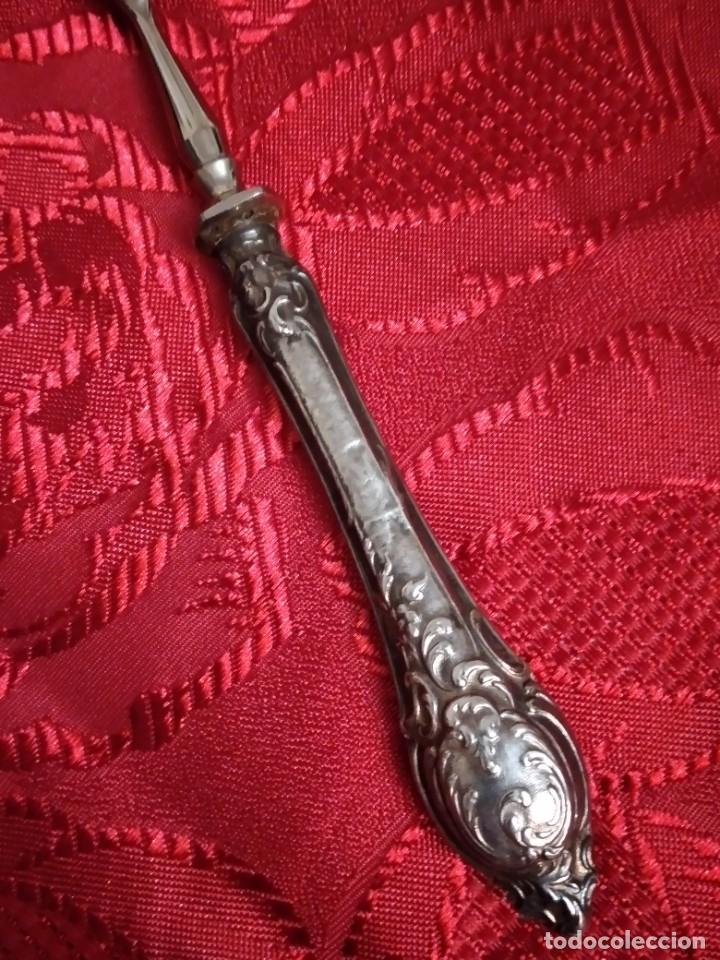 Antig&uuml;edades: Tenedor de servir de plata repujada , 800mm. - Foto 4