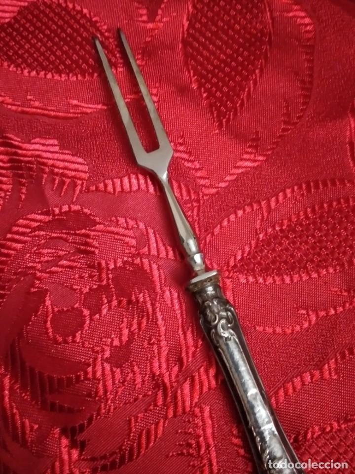 Antig&uuml;edades: Tenedor de servir de plata repujada , 800mm. - Foto 5