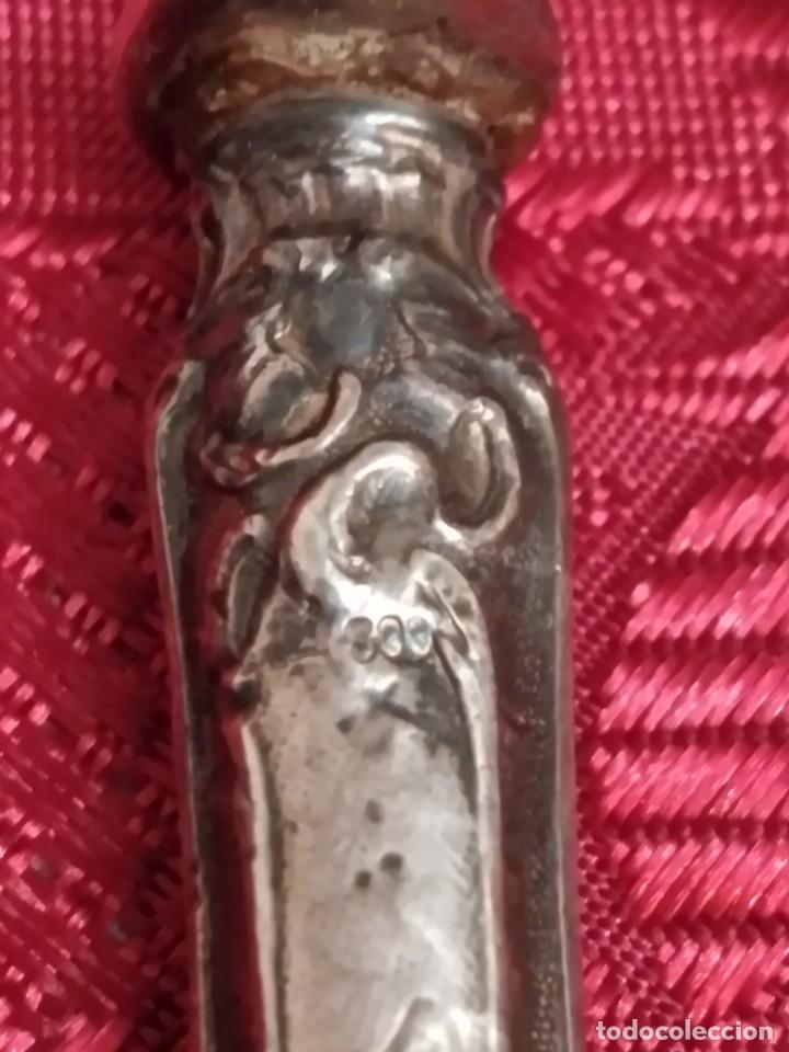 Antig&uuml;edades: Tenedor de servir de plata repujada , 800mm. - Foto 6