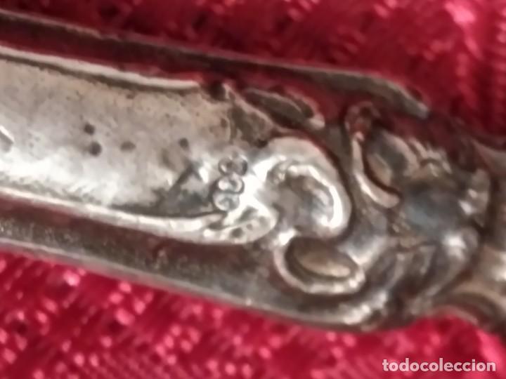 Antig&uuml;edades: Tenedor de servir de plata repujada , 800mm. - Foto 7