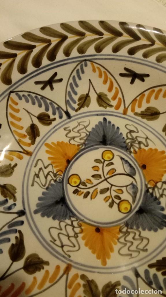 Antig&uuml;edades: Plato de Talavera.Firmado - Foto 2