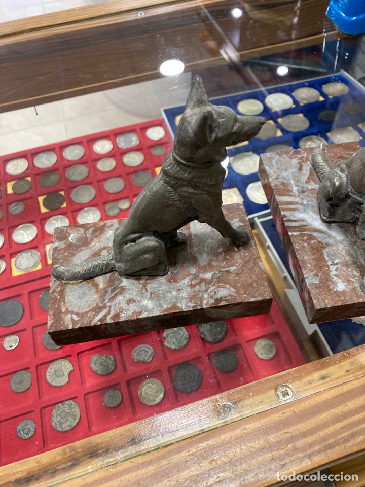 Antig&uuml;edades: Lote de 2 perros sobre base de m&aacute;rmol - Foto 2