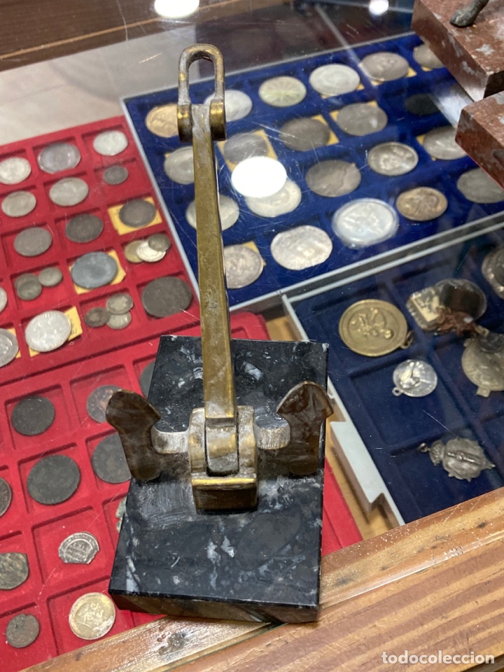 Antiguidades: Bonita ancla peque&ntilde;a sobre peana de m&aacute;rmol