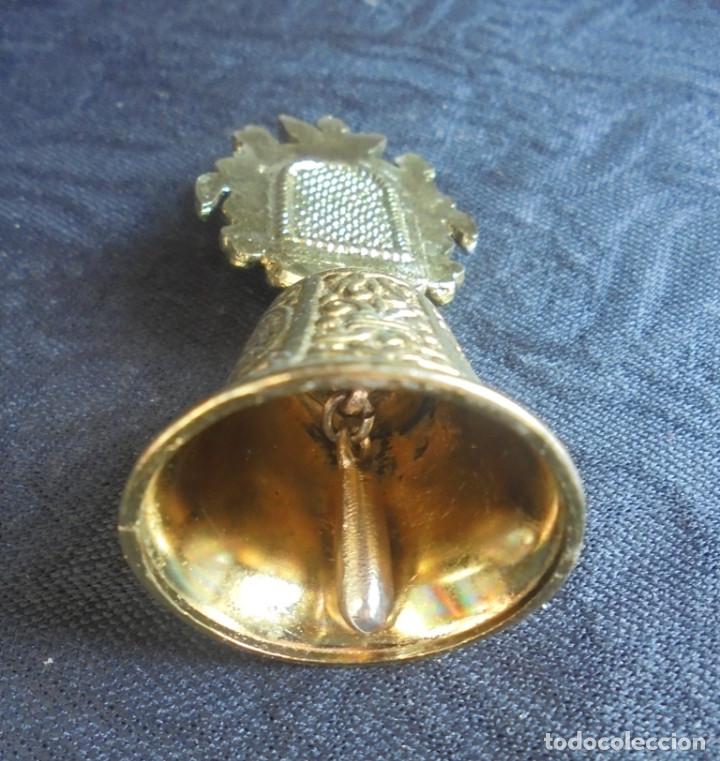Antig&uuml;edades: Campanilla metal con la Virgen del Carmen - Foto 3