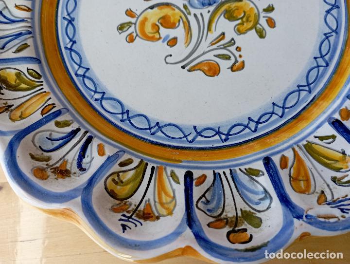 Antig&uuml;edades: Plato de Talavera pintado a mano - Foto 2