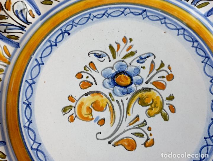 Antig&uuml;edades: Plato de Talavera pintado a mano - Foto 3