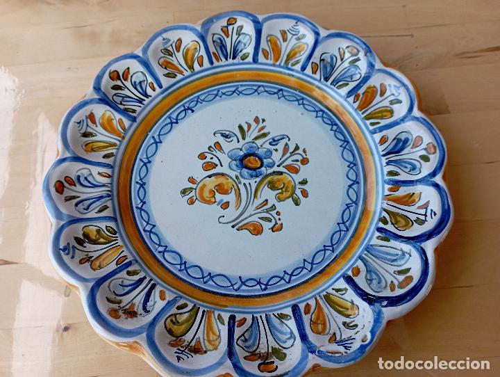 Antig&uuml;edades: Plato de Talavera pintado a mano - Foto 1