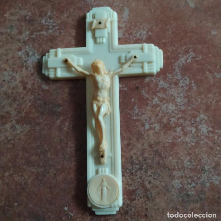 Antig&uuml;edades: Peque&ntilde;o crucifijo pl&aacute;stico - Foto 1