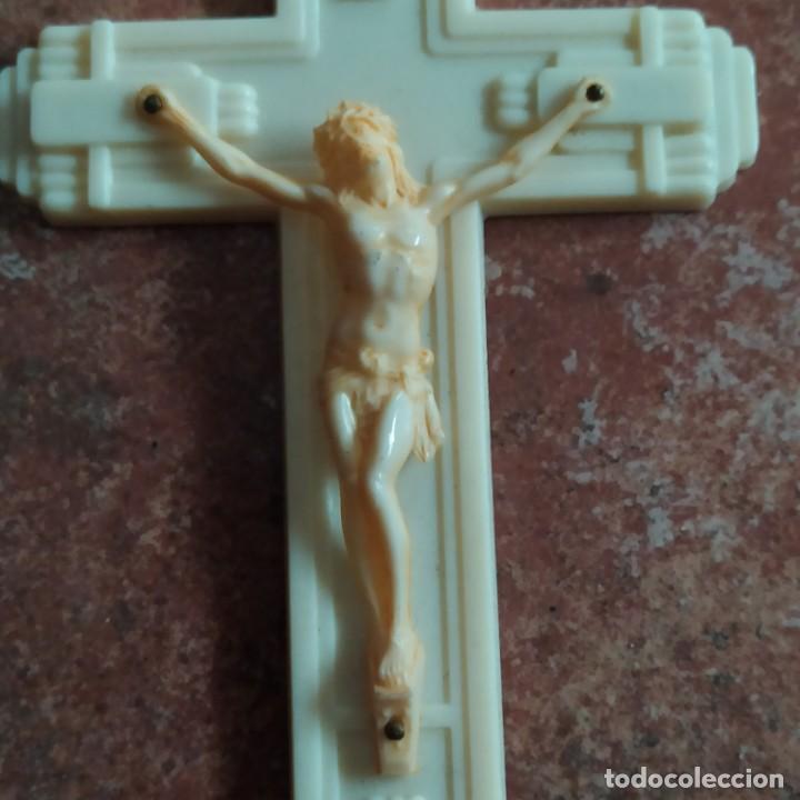 Antig&uuml;edades: Peque&ntilde;o crucifijo pl&aacute;stico - Foto 2