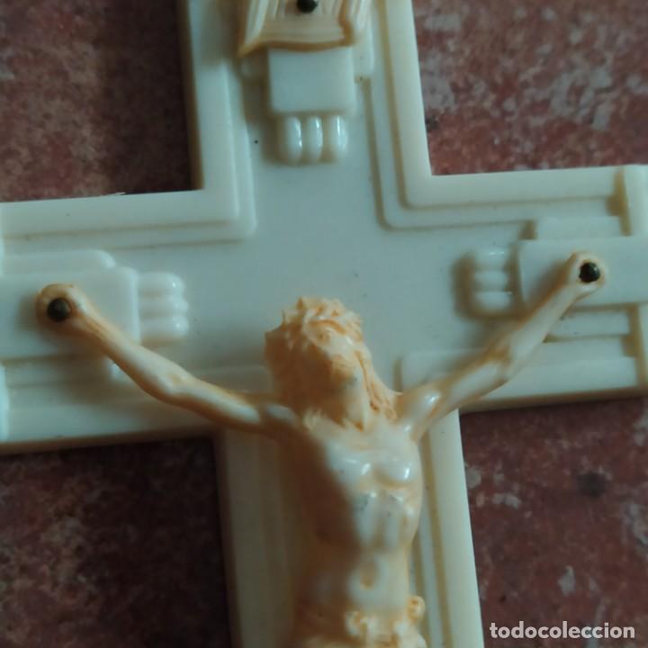 Antig&uuml;edades: Peque&ntilde;o crucifijo pl&aacute;stico - Foto 3