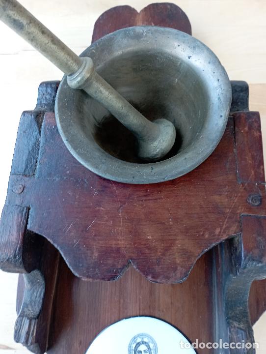 Antig&uuml;edades: Antiguo Mortero Almirez de Bronce Soporte de Madera de Pared. - Foto 3