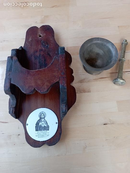 Antig&uuml;edades: Antiguo Mortero Almirez de Bronce Soporte de Madera de Pared. - Foto 4