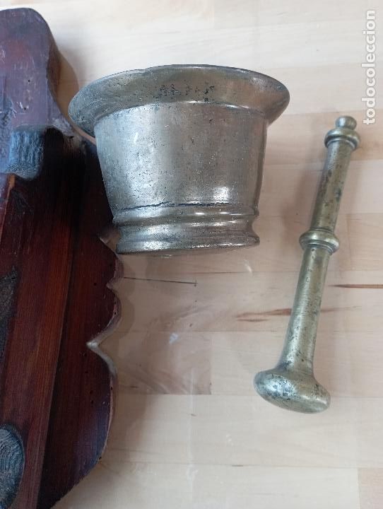 Antig&uuml;edades: Antiguo Mortero Almirez de Bronce Soporte de Madera de Pared. - Foto 6