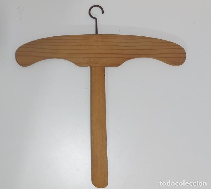 Antig&uuml;edades: MUY ANTIGUA PERCHA DE MADERA - EN BUEN ESTADO - - Foto 1