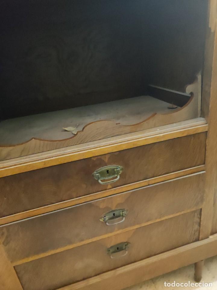 Antig&uuml;edades: Armario de casta&ntilde;o - Foto 4