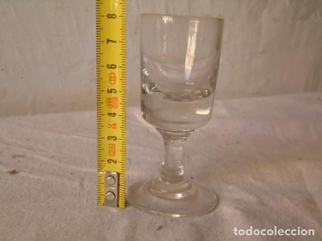 Antig&uuml;edades: copa chupito de cristal antiguo - Foto 1
