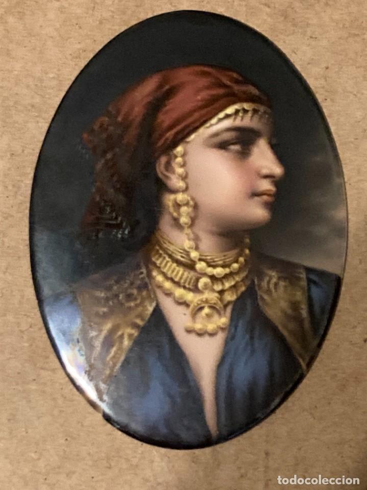Antig&uuml;edades: Placa de porcelana representando a una mujer z&iacute;ngara - Foto 3