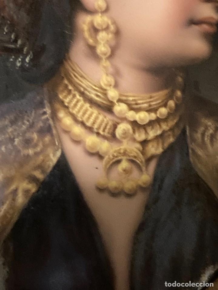 Antig&uuml;edades: Placa de porcelana representando a una mujer z&iacute;ngara - Foto 4