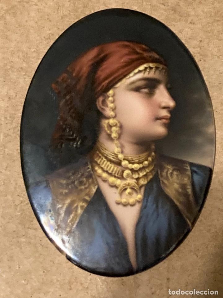 Antig&uuml;edades: Placa de porcelana representando a una mujer z&iacute;ngara - Foto 6