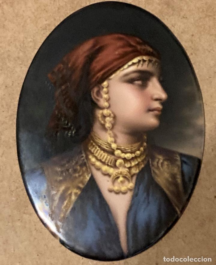 Antig&uuml;edades: Placa de porcelana representando a una mujer z&iacute;ngara - Foto 1