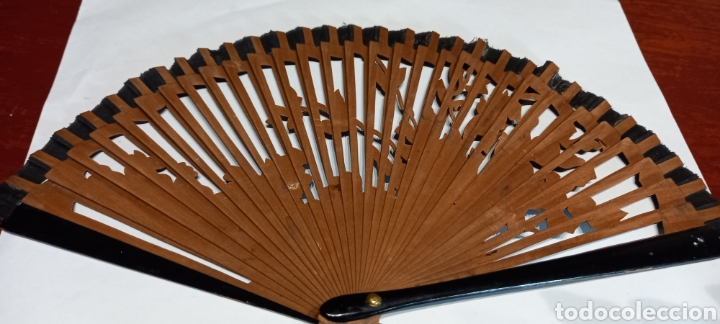 Antig&uuml;edades: Abanico con varillas de madera labradas - Foto 2