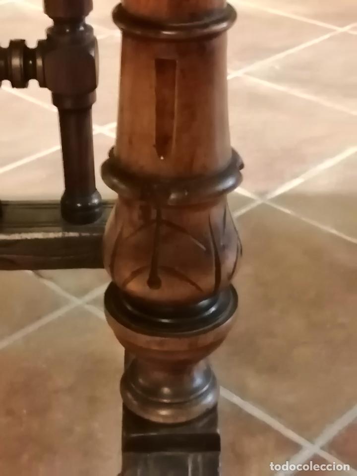Antig&uuml;edades: MESA NOGAL PATAS TORNEADAS - Foto 3