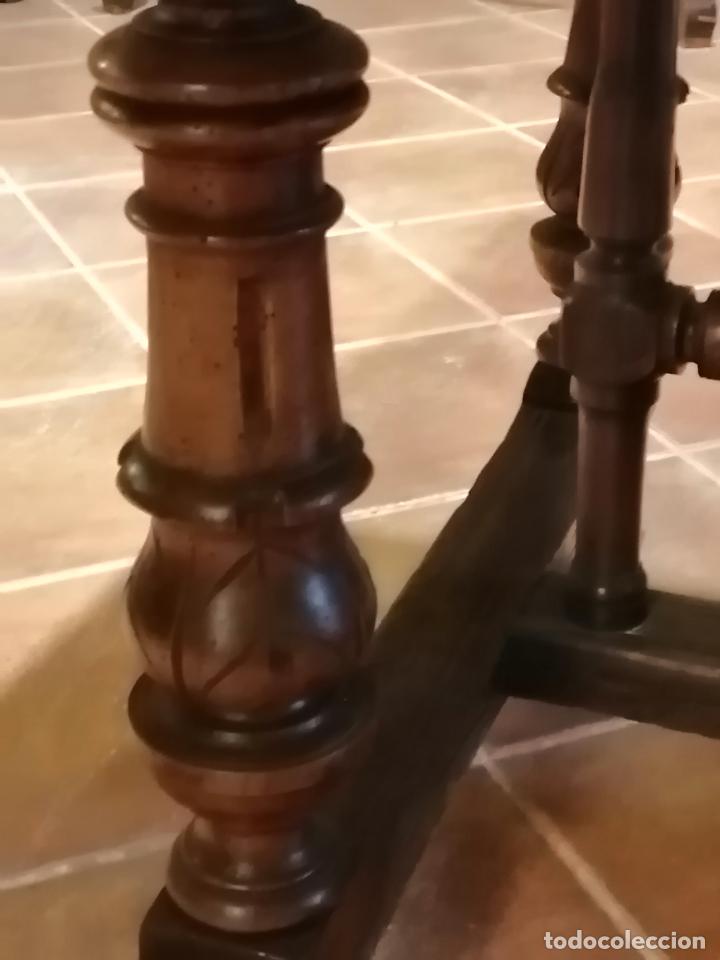 Antig&uuml;edades: MESA NOGAL PATAS TORNEADAS - Foto 4