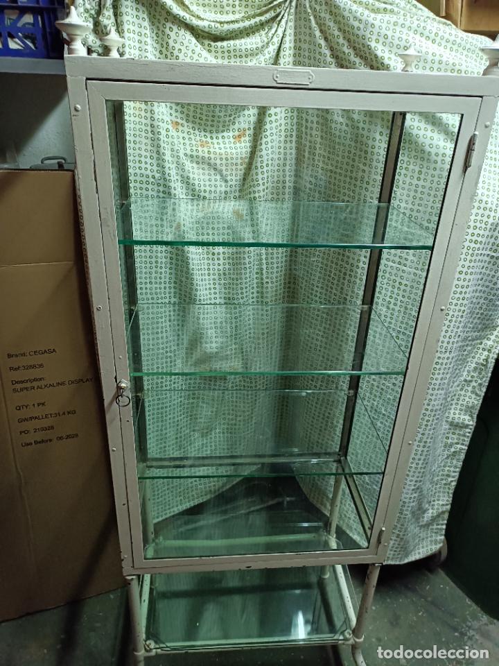 Antig&uuml;edades: Antigua vitrina de medico - Foto 3