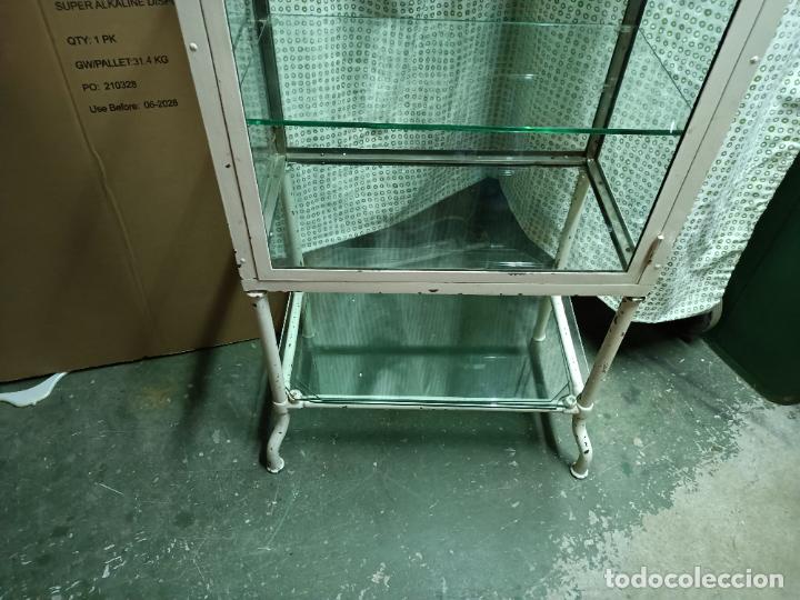 Antig&uuml;edades: Antigua vitrina de medico - Foto 4