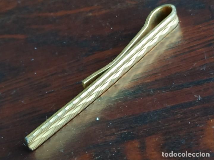 Antig&uuml;edades: Aguja de corbata con elegante dibujo geom&eacute;trico sobre hojas entrelazadas. con fino ba&ntilde;o de oro