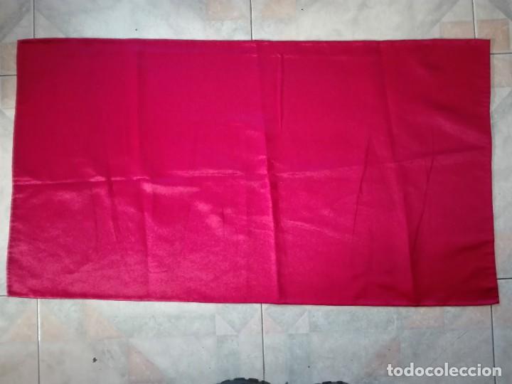 Antig&uuml;edades: Tapete de raso rojo - Foto 1