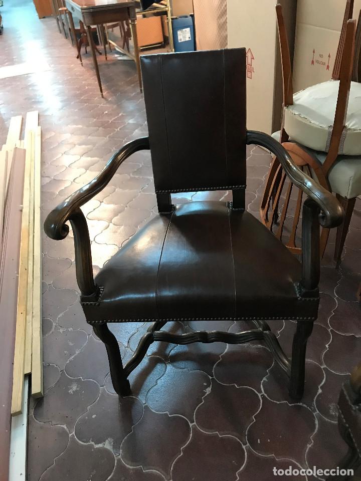 Antiques: Dos butacas en madera y cuero Valent&iacute;