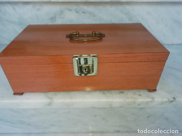 Antig&uuml;edades: Caja de madera forrada en formica - Foto 1