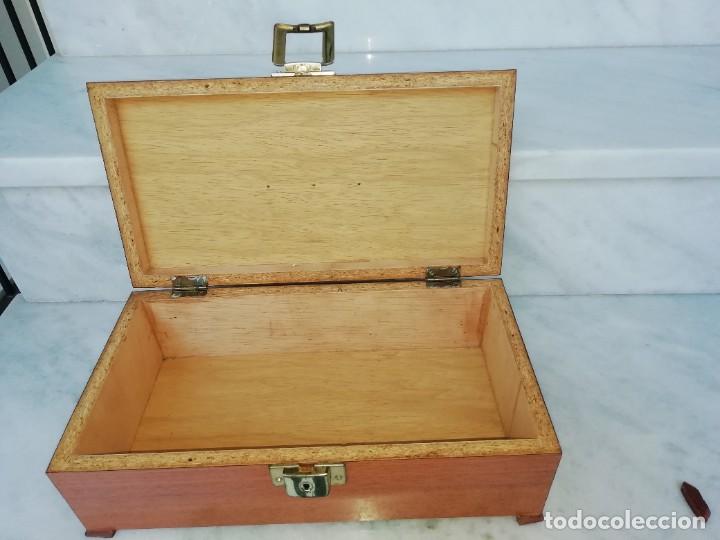 Antig&uuml;edades: Caja de madera forrada en formica - Foto 2