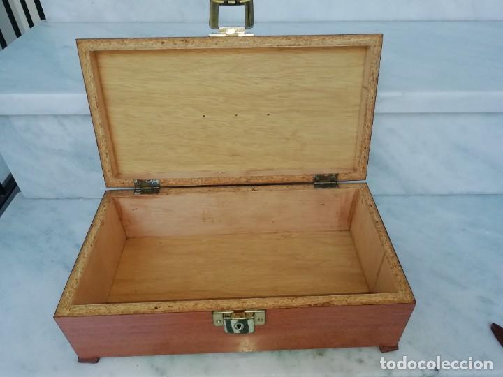 Antig&uuml;edades: Caja de madera forrada en formica - Foto 3