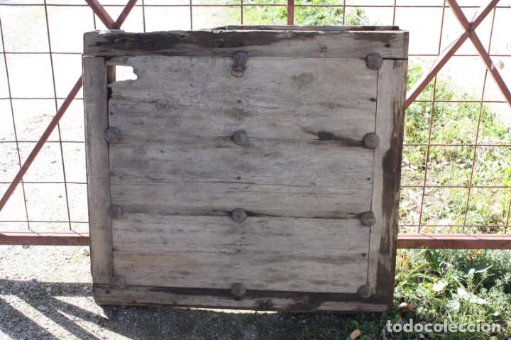 Oggetti Antichi: Parte de puerta antigua con clavos, ideal para realizar una mesa.