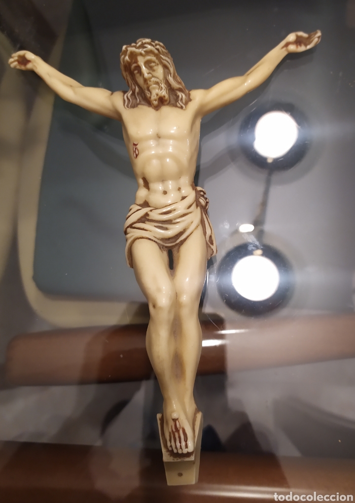 Antig&uuml;edades: Crucifijo en pl&aacute;stico 20 x 17cm - Foto 1