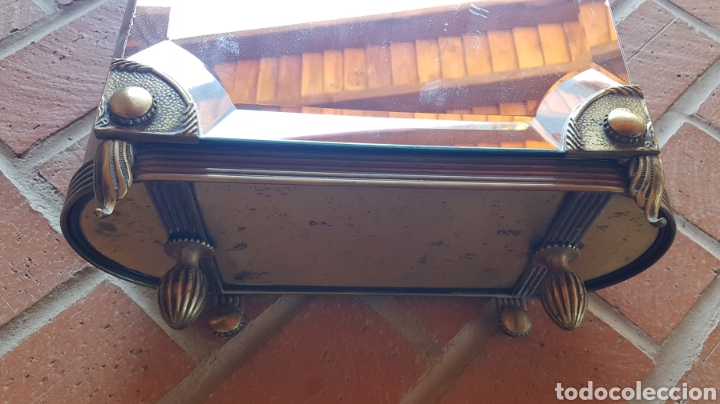Antig&uuml;edades: Antiguo armarito bronce y cristal biselado - Foto 3