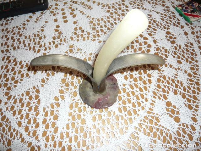 Antig&uuml;edades: Candelabro con forma de piel de platano. - Foto 1